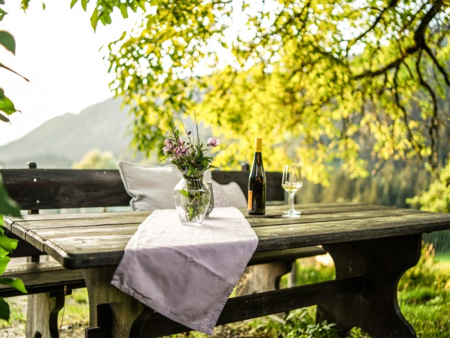 Gemütlicher Tisch im Garten zum Verweilen